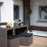 Unterschlupf Mit Garten & Whirlpool ラーデベルク