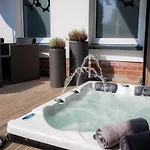 Unterschlupf Mit Garten & Whirlpool アパート *