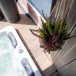 Unterschlupf Mit Garten & Whirlpool アパート