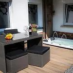 Unterschlupf Mit Garten & Whirlpool アパート ラーデベルク